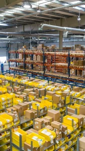 Centro logístico e distribuição de encomendas