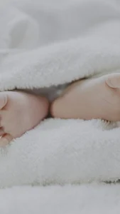 Mãe com bebê recém-nascido e solicitação do benefício