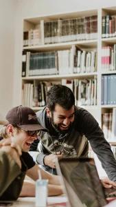 Estudantes universitários comemorando bolsas do Prouni