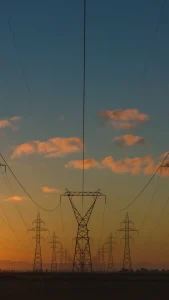 Poste de energia e medidor de consumo elétrico residencial