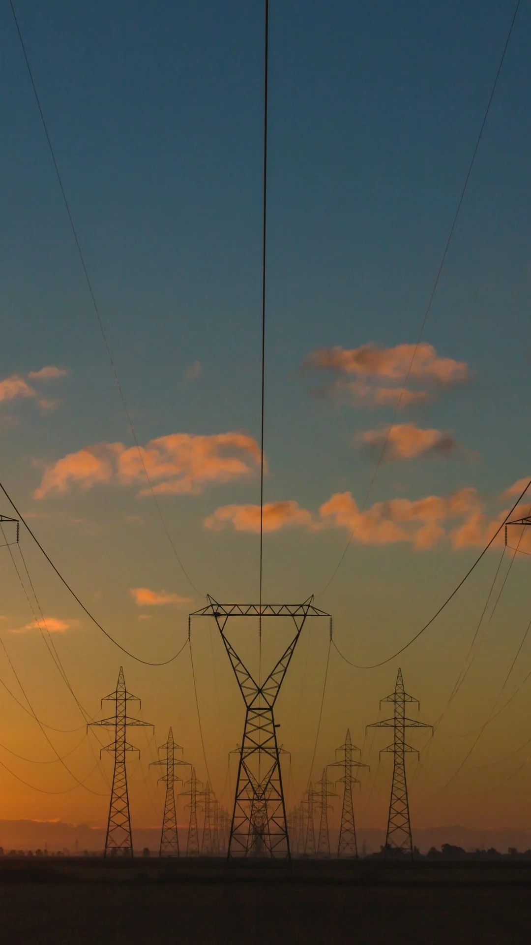 Poste de energia e medidor de consumo elétrico residencial