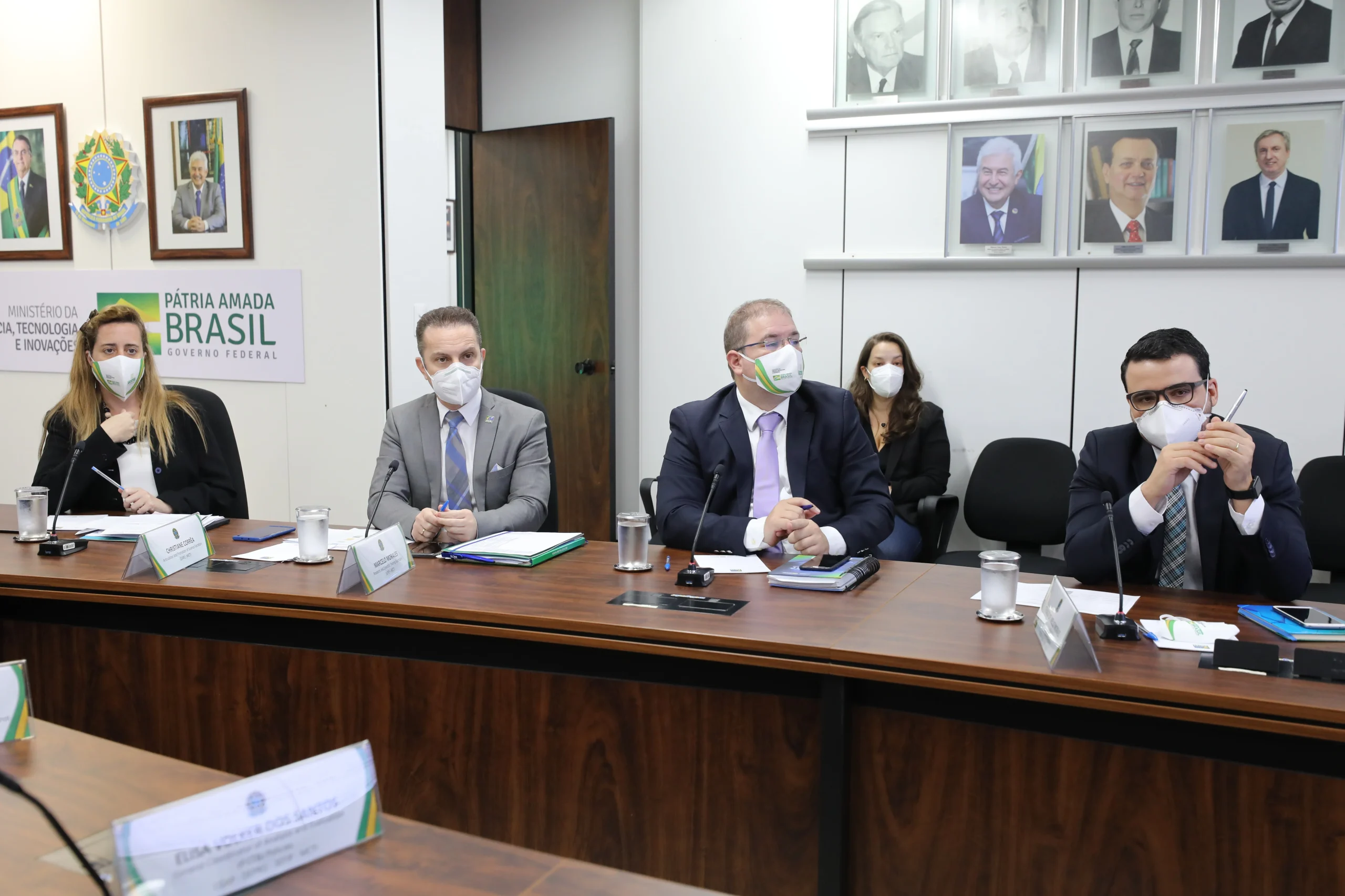 Pesquisador em laboratorio farmaceutico manuseando substancias quimicas para fins de aposentadoria especial