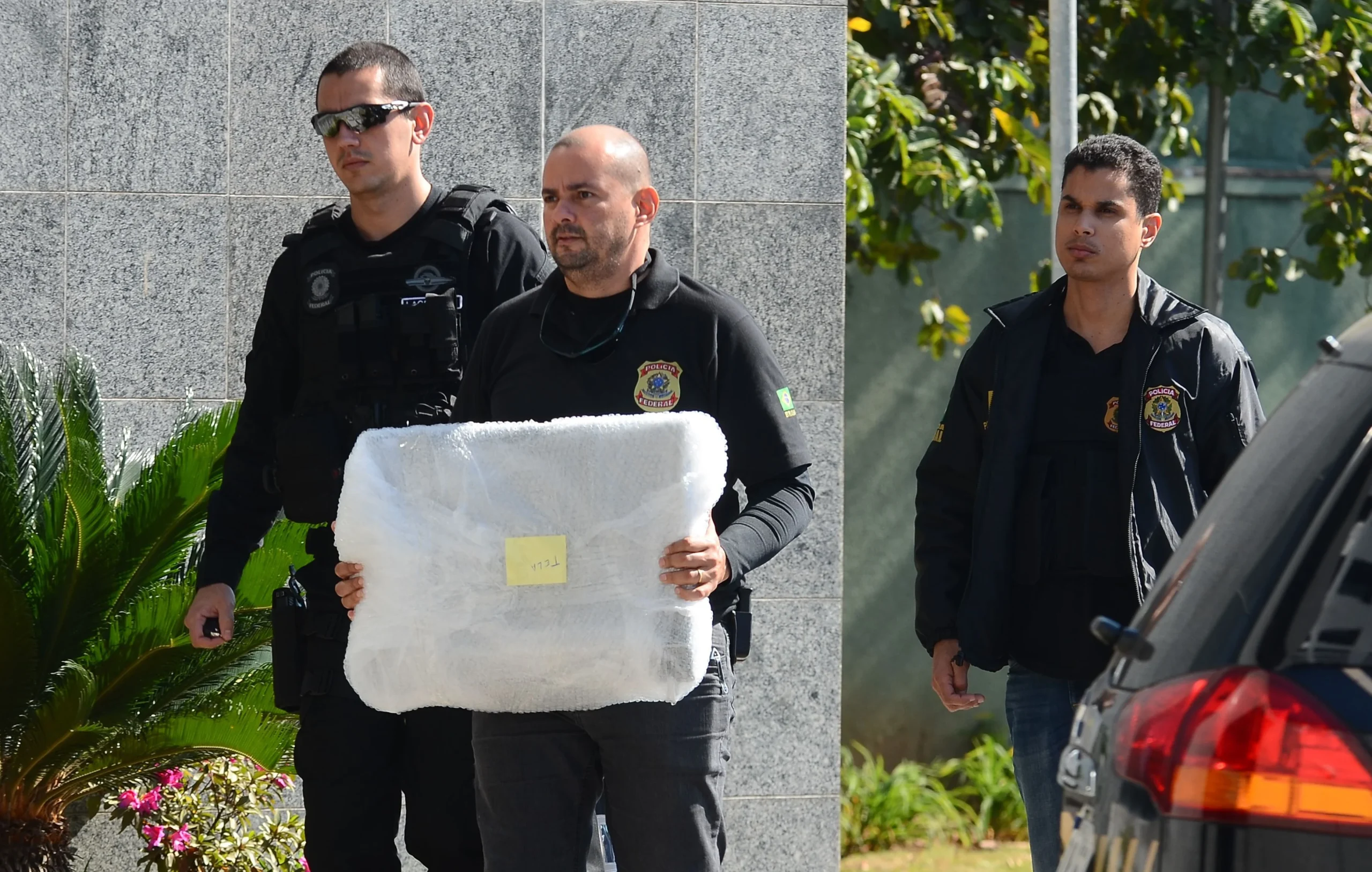 Agentes da Policia Federal com uniforme operacional atuando em diligencias oficiais