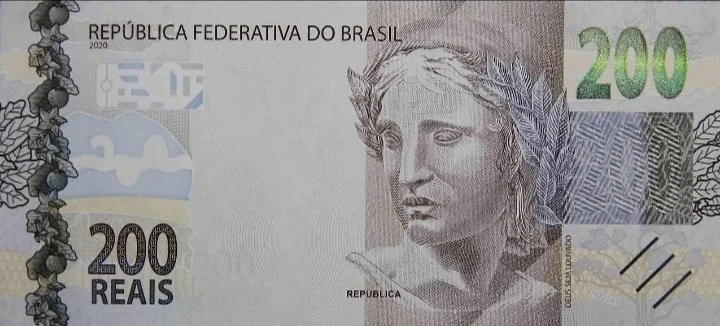 Cedula oficial da moeda brasileira real ilustrando o pagamento do decimo terceiro salario
