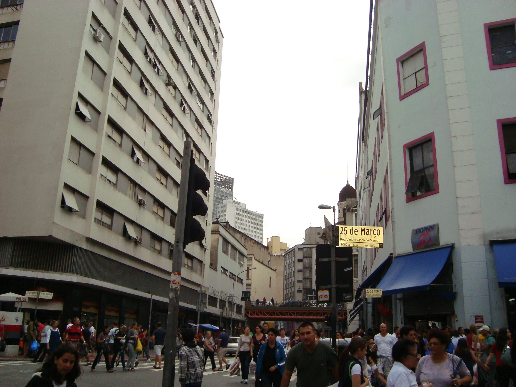 Movimentacao no comercio popular impulsionada pelos recursos do decimo terceiro salario