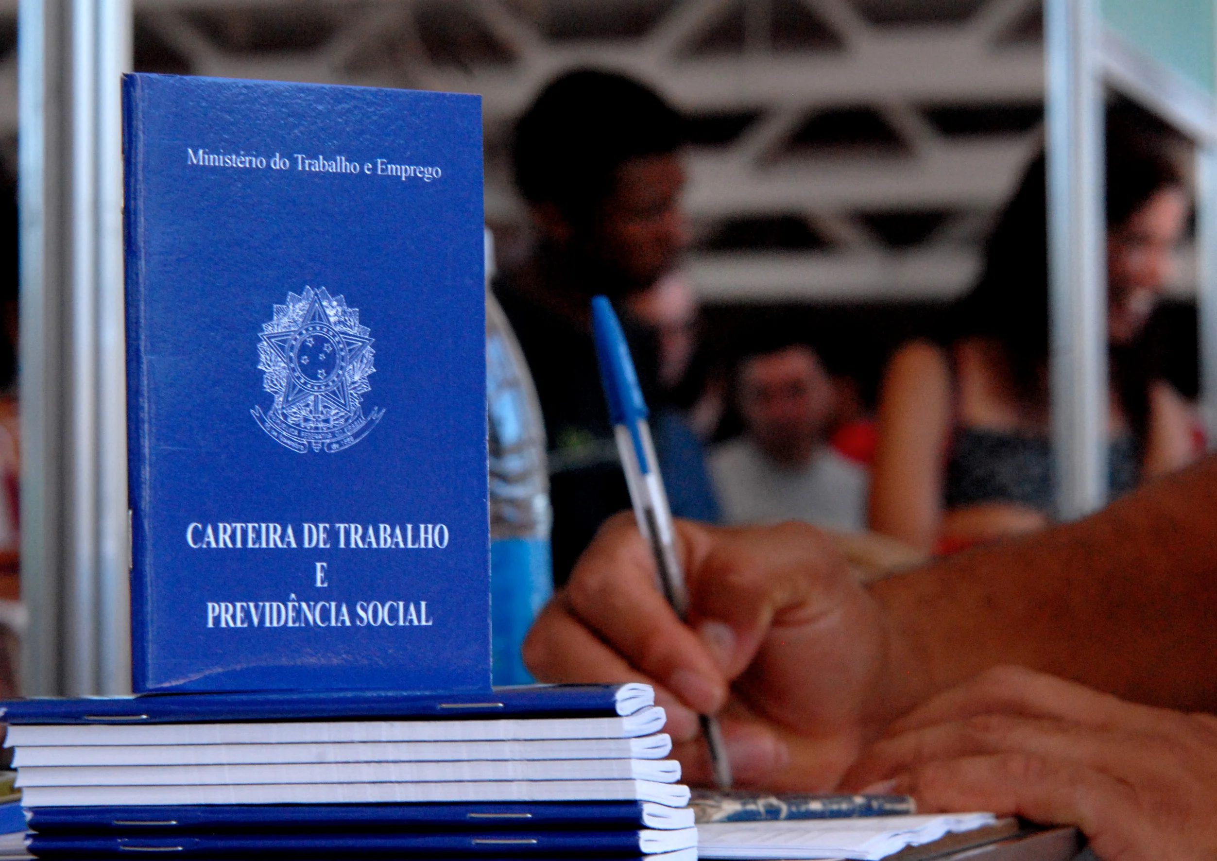 Carteira de Trabalho e Previdencia Social com registro de contrato e jornada para horas extras
