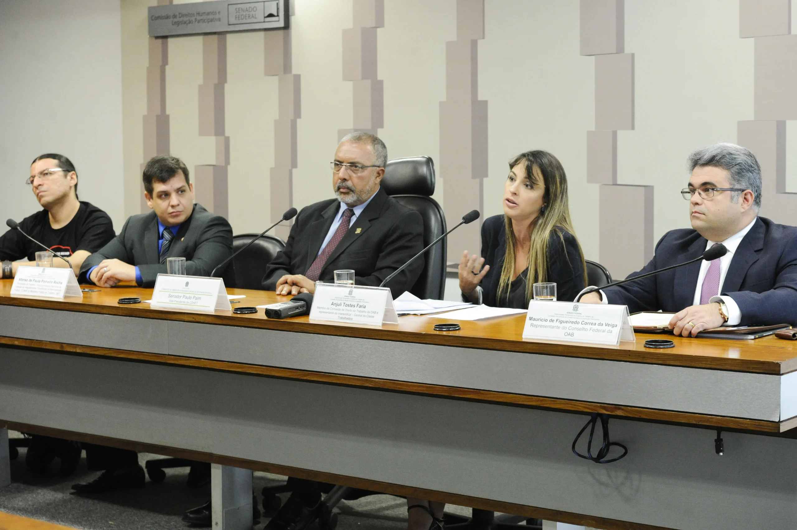Mesa de debates sobre legislacao trabalhista jornada e horas extras no Congresso Nacional